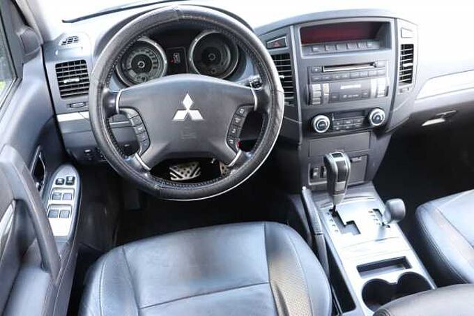 Mitsubishi Pajero 3,2 DI-D Intense Autom*scheckheftgepflegt